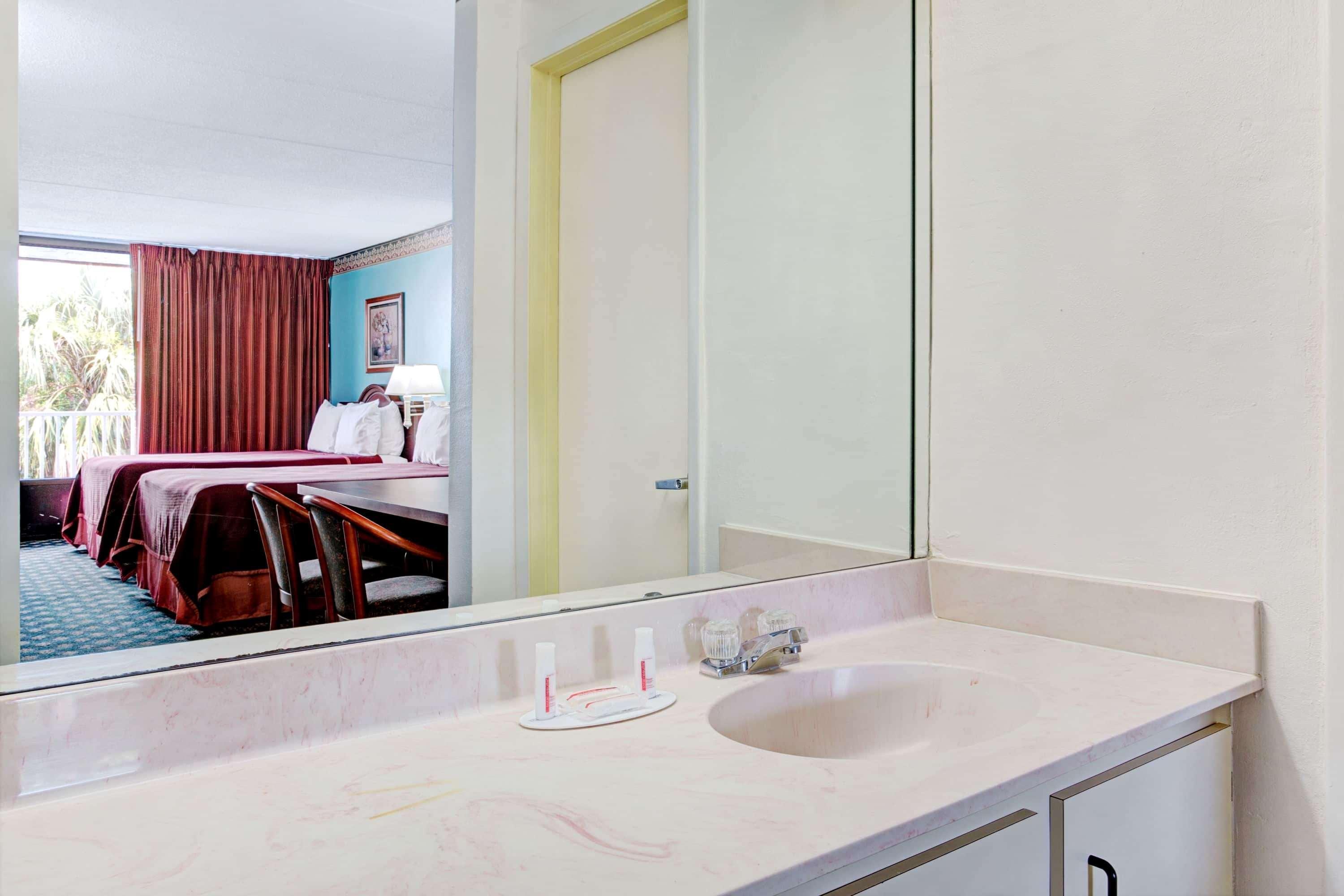 Howard Johnson By Wyndham Clearwater - Dunedin Екстер'єр фото